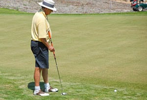 _PIX4488 Vandersluis studies his line at the 18th