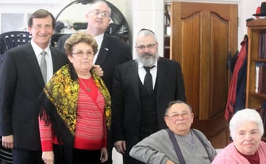 Ron-Hoenig,-Walt-Secord-with-Rabbi-Ulman-and-members-of-FREE-(Friends-of-Refugees-of-Eastern-Europe)