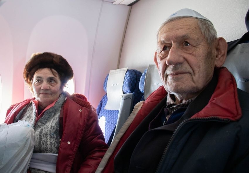 Michal-88-and-Zoya-86-Holocaust-survivors-on-board-plane-to-Israel