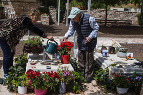 99-year-old Holocaust survivor tends graves of soldiers killed on Oct 7