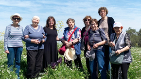 JNF takes Holocaust survivors to see Israel’s spring flowers
