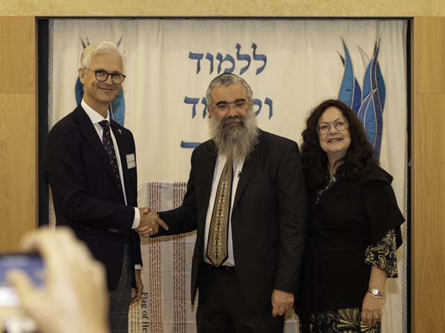 L to R US Consul General Jeremy Cornforth & OBK Founders Rabbi Dr Dovid & Laya Slavin