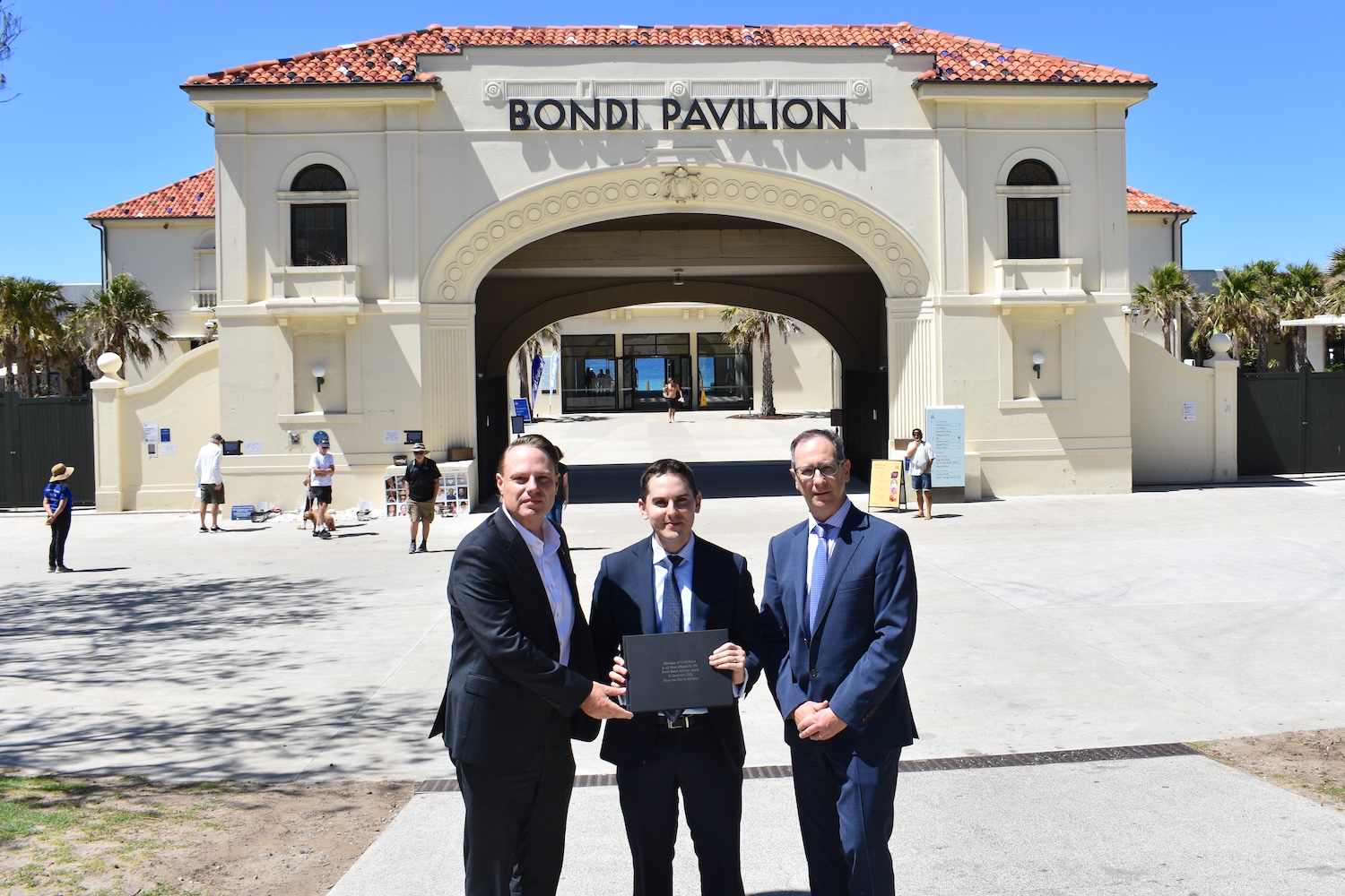 Brisbane Lord Mayor visits Bondi terror attack site