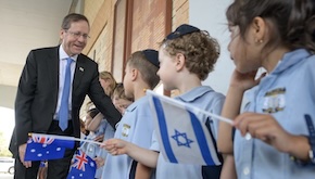 Herzog tells Jewish students to carry identity with pride