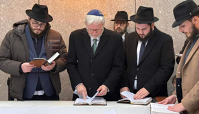 Bondi survivor gives thanks at the Rebbe’s grave