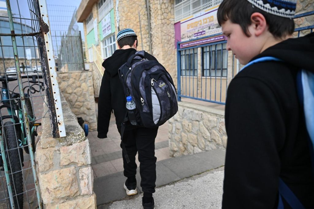 Israel to expand mobile phone ban to middle schools nationwide
