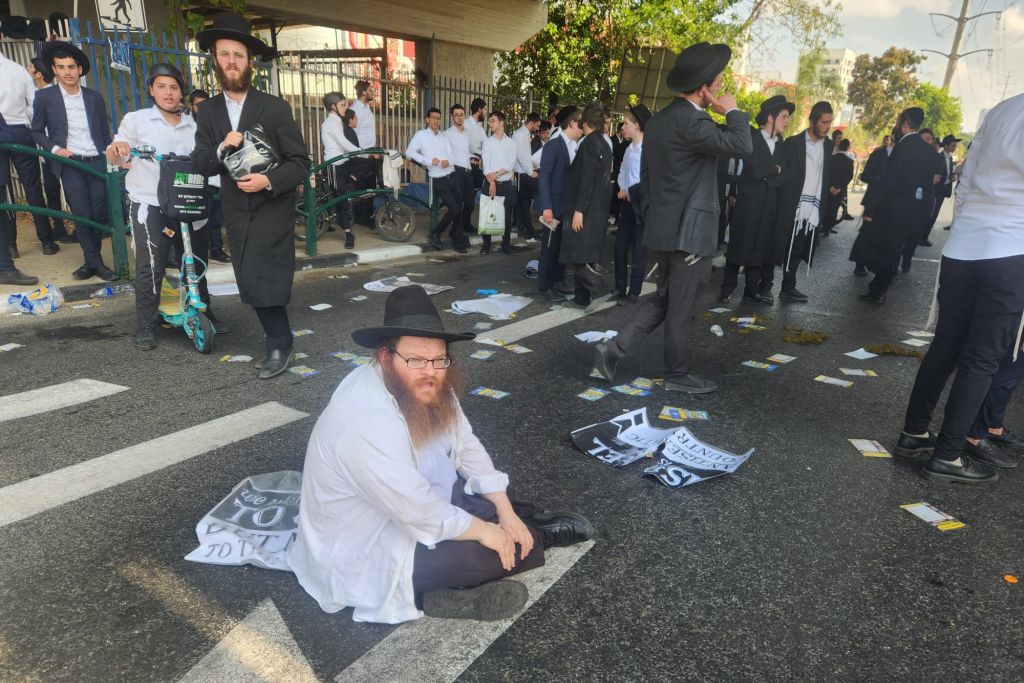 Haredi protesters clash with Israel police over arrests of draft-refusers