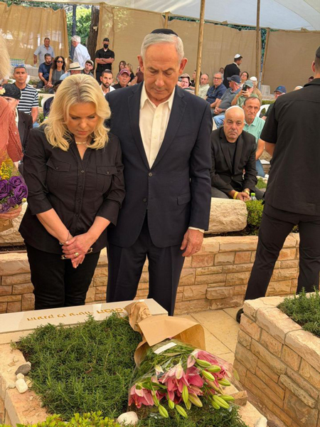 Benjamin Netanyahu speaks at the memorial service for his brother Yoni