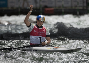 Fox paddles back to top of podium after rare miss