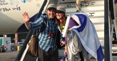 A happy couple makes aliyah as part of El Al Flight LY 3004 on July 22. Credit: Sasson Tiram.