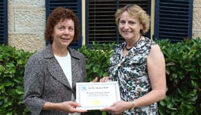 Anne Hastings presents Suzanne Plumer with the certificate