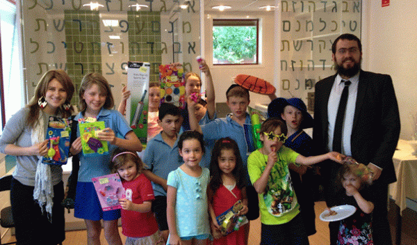 Rabbi Shmueli Feldman with pupils