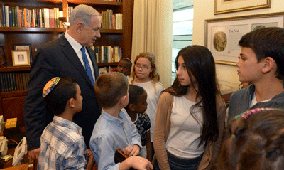 Prime Minister Benjamin Netanyahu meets the children Photo: Haim Zac