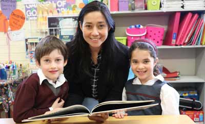 Natanya Milner reads to Year 1 students, Sam Salamon and Zara Bracks
