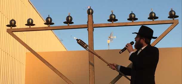 Rabbi White lights the Menorah in Perth