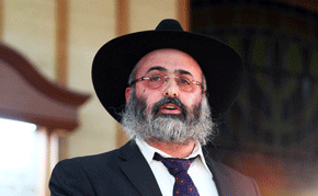 Rabbi Kluwgant addressing the service Photo: Peter Haskin