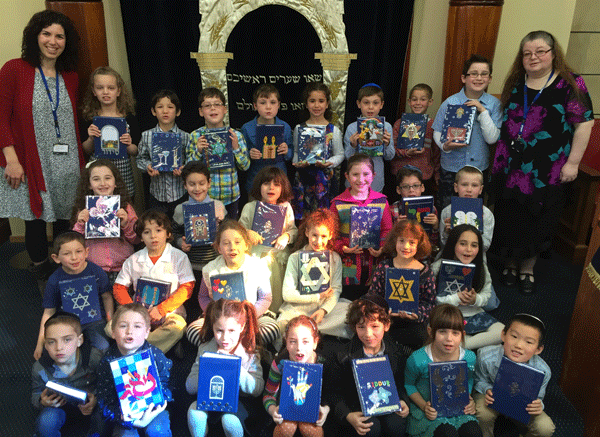 Year 1 students at Mount Scopus College receive their first siddurim.