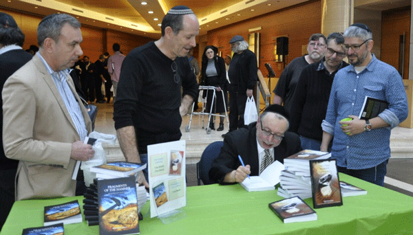 Rabbi Chaim Ingram signing copies Photo: Sandy Matrai