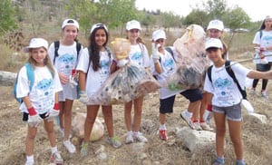 Alma Kalifa, Uri Shohat and Inbal Ben Ami clean with their friends. Photo: Yoav Devir