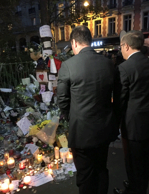 Josh Frydenberg and Ambassador Stephen Brady pay their respects Photo: Twitter