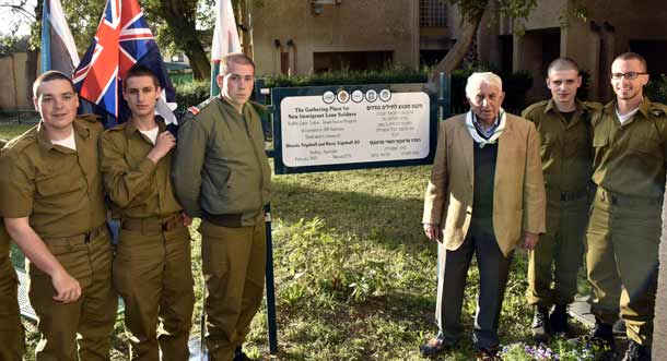 Harry Triguboff with Israeli soldiers in Raanana